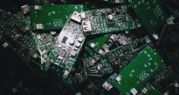 做好的<a href='/new/175.html' style='color: blue;' target='_blank'><a href='/new/175.html' style='color: blue;' target='_blank'>PCB</a></a>A板未規(guī)范放置，容易出現(xiàn)撞件